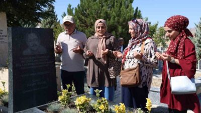Neşet Ertaş, vefatının 13. yılında Kırşehir'deki kabri başında anıldı. Türkiye'nin