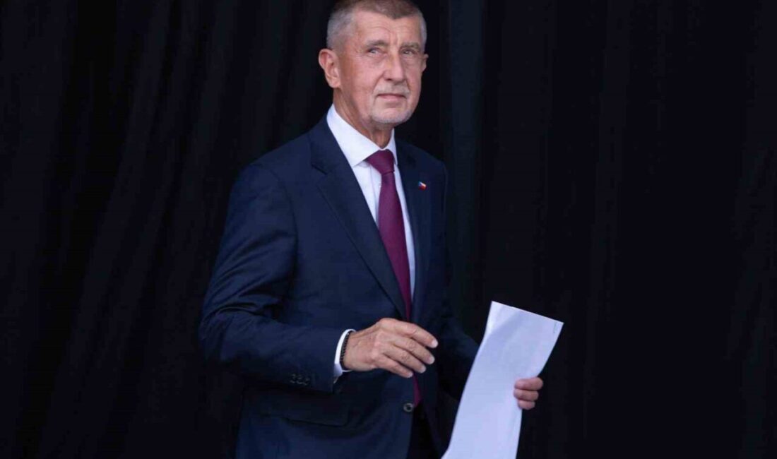 Çekya eski Başbakanı Andrej Babis, seçim mitinginde saldırıya uğradı ve