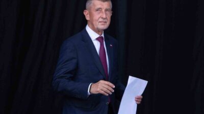Çekya eski Başbakanı Andrej Babis, seçim mitinginde saldırıya uğradı ve