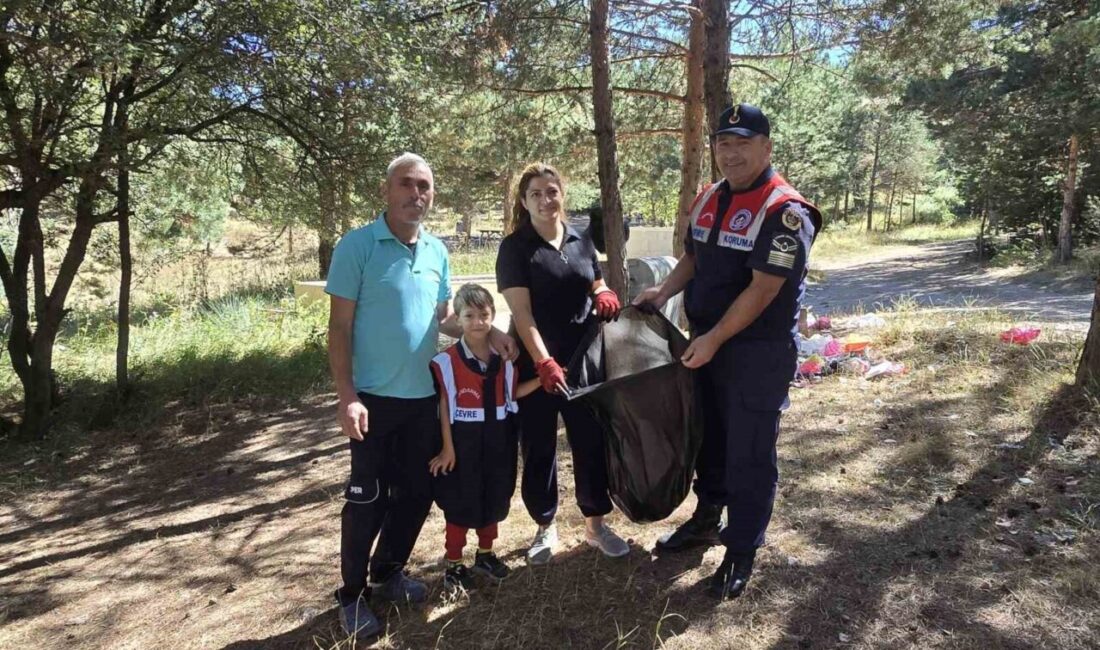 Yozgat'ta kuşburnu toplamaya giden Bektaş ailesi, çevre kirliliği ile mücadelede