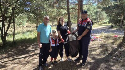 Yozgat'ta kuşburnu toplamaya giden Bektaş ailesi, çevre kirliliği ile mücadelede
