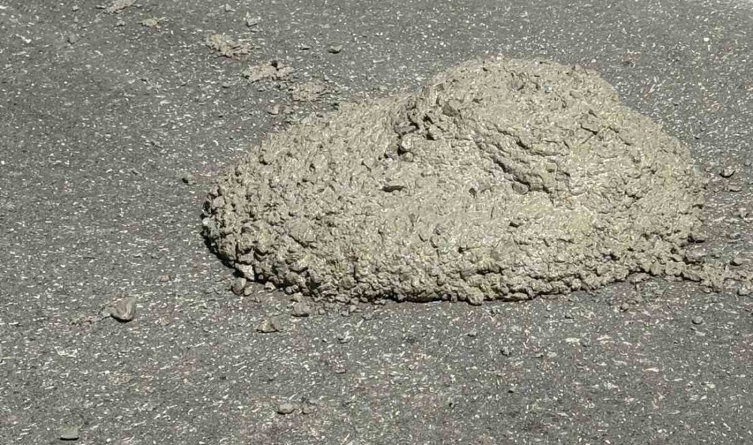 Ankara'da bir mikser sürücüsü, Etimesgut ilçesinde yol ortasına beton dökerek