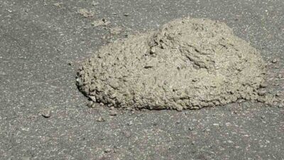 Ankara'da bir mikser sürücüsü, Etimesgut ilçesinde yol ortasına beton dökerek