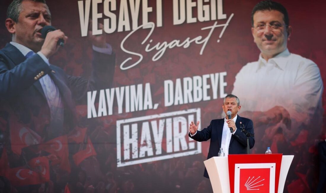 Özgür Özel, CHP'nin babaevine yapılan saldırılara karşı çıkarak, parti mensuplarını
