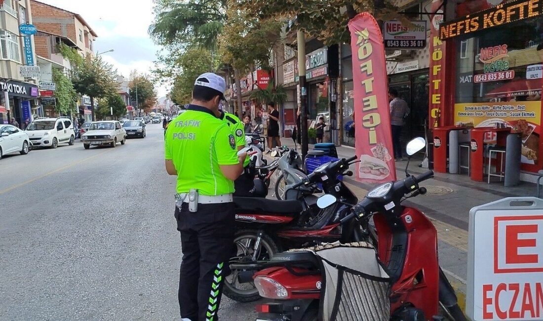 Çorum'un Osmancık ilçesinde polis ekipleri tarafından yapılan denetimlerde, 20 motosiklet