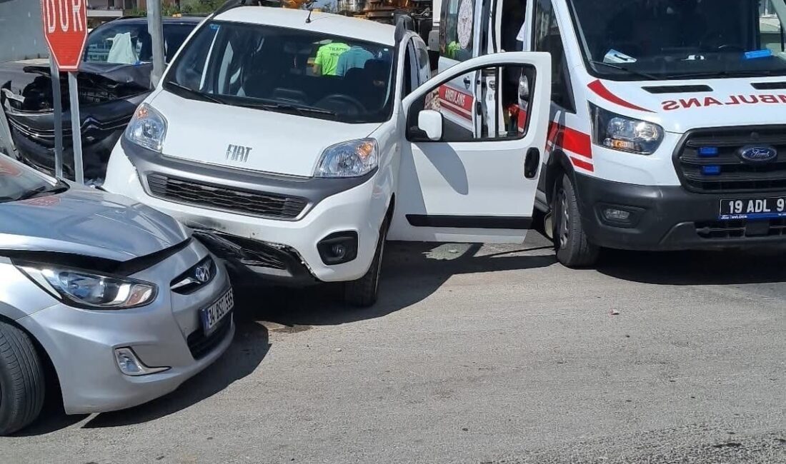 Çorum'un Sungurlu ilçesinde Taşköprü kavşağında meydana gelen trafik kazasında 3