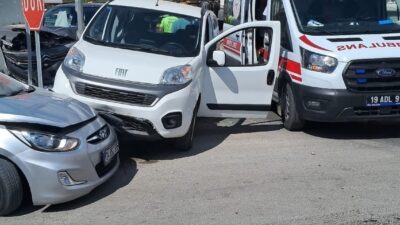 Çorum'un Sungurlu ilçesinde Taşköprü kavşağında meydana gelen trafik kazasında 3