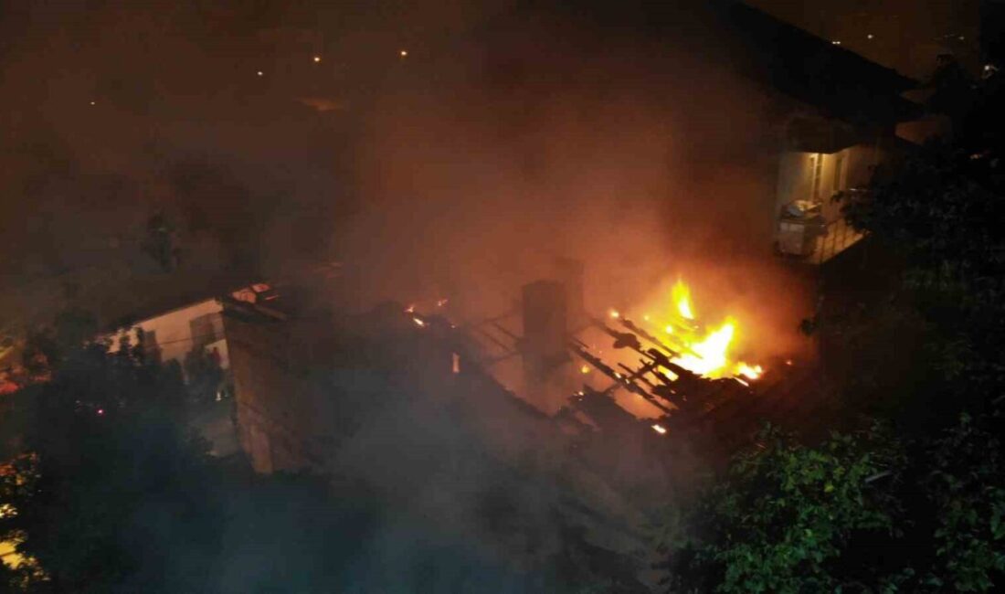 Çorum'da çatı katındaki ocaktan kaynaklanan yangın, itfaiye ekipleri tarafından kontrol