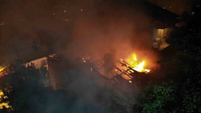 Çorum'da çatı katındaki ocaktan kaynaklanan yangın, itfaiye ekipleri tarafından kontrol