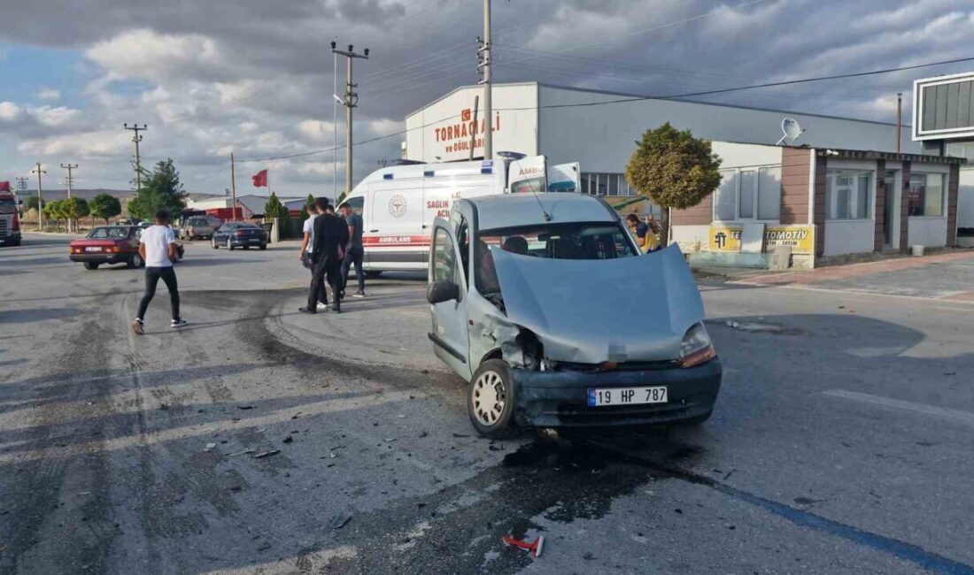 Çorum'un Alaca ilçesinde otomobil ile hafif ticari aracın çarpışması sonucu