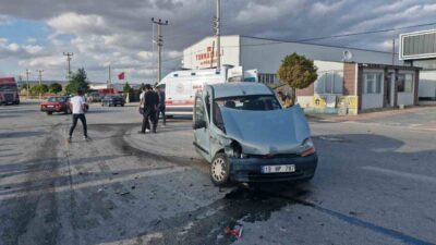 Çorum'un Alaca ilçesinde otomobil ile hafif ticari aracın çarpışması sonucu