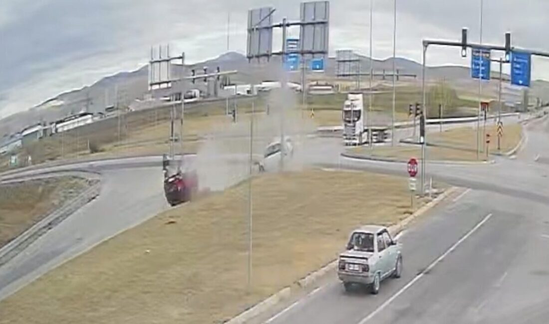 Çorum'un Alaca ilçesinde meydana gelen trafik kazasında 3 kişi yaralandı.