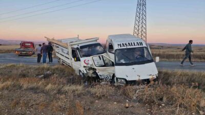 Çorum’un Alaca ilçesinde minibüs ile kamyonetin çarpışması sonucu 4 kişi