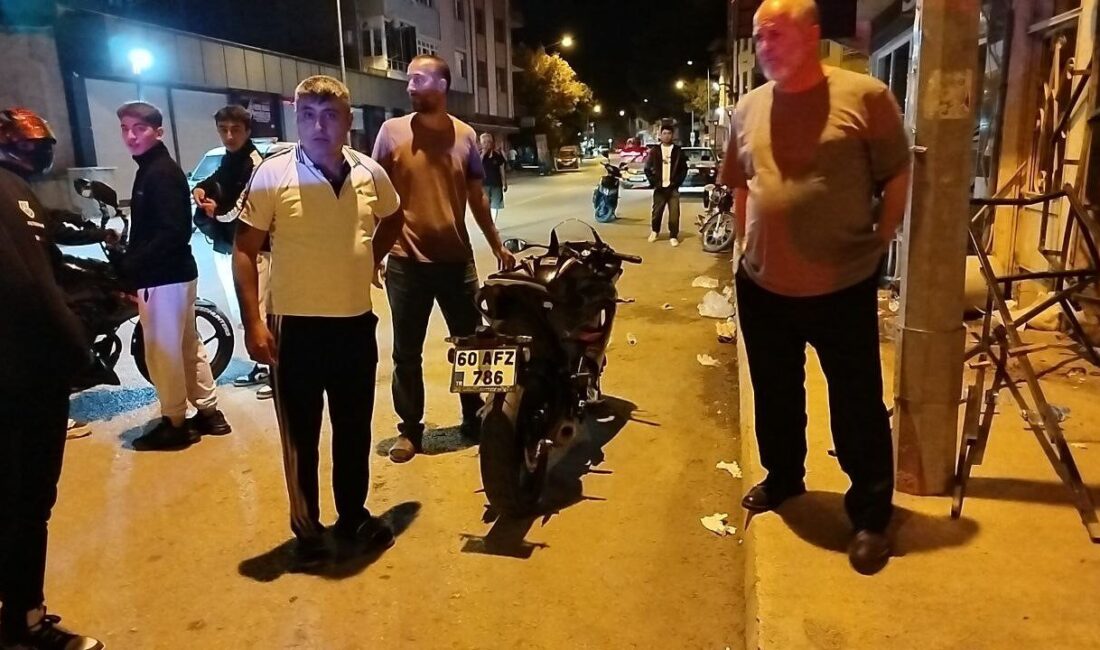 Çorum'un Osmancık ilçesinde Adnan Menderes Caddesi'nde meydana gelen motosiklet kazasında
