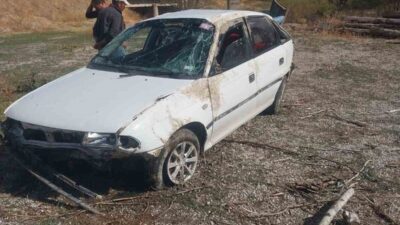 Sungurlu ilçesinde köprüden tarlaya uçan otomobildeki 2 kişi yaralandı. Yaralılar,
