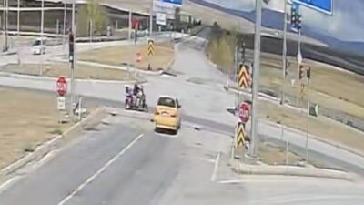 Çorum Alaca'da ticari taksi ile üç tekerlekli motosiklet çarpıştı, 1