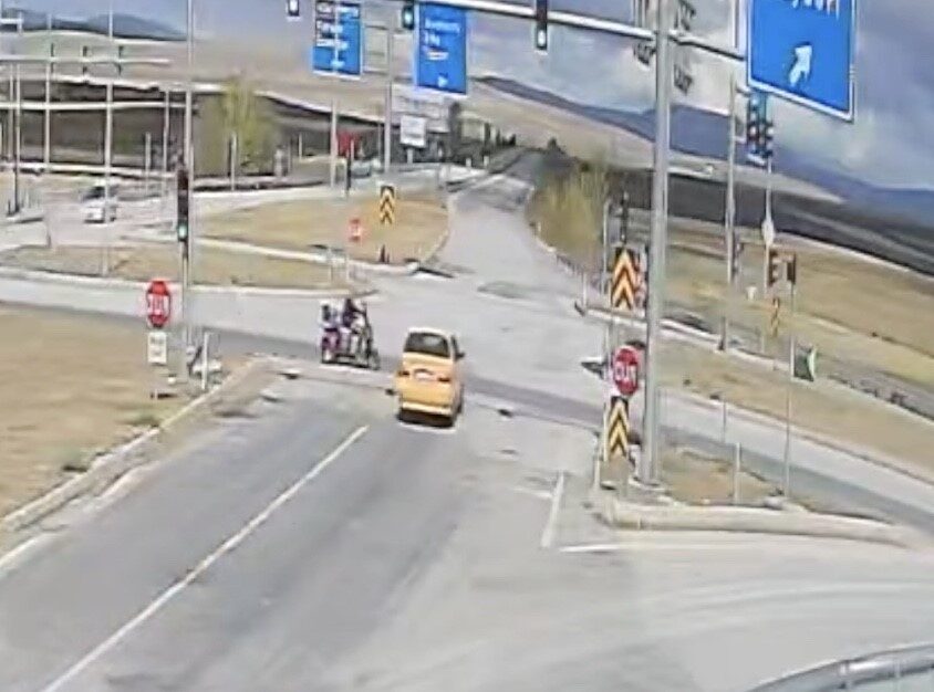 Çorum Alaca'da ticari taksi ile üç tekerlekli motosiklet çarpıştı, 1