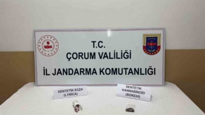 Çorum'un Alaca ilçesinde jandarma ekipleri yol kontrolünde araçta sentetik uyuşturucu