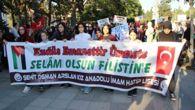 Çorum'da İsrail'in Gazze'ye yönelik saldırıları kınanarak düzenlenen yürüyüşte Türk Kızılay