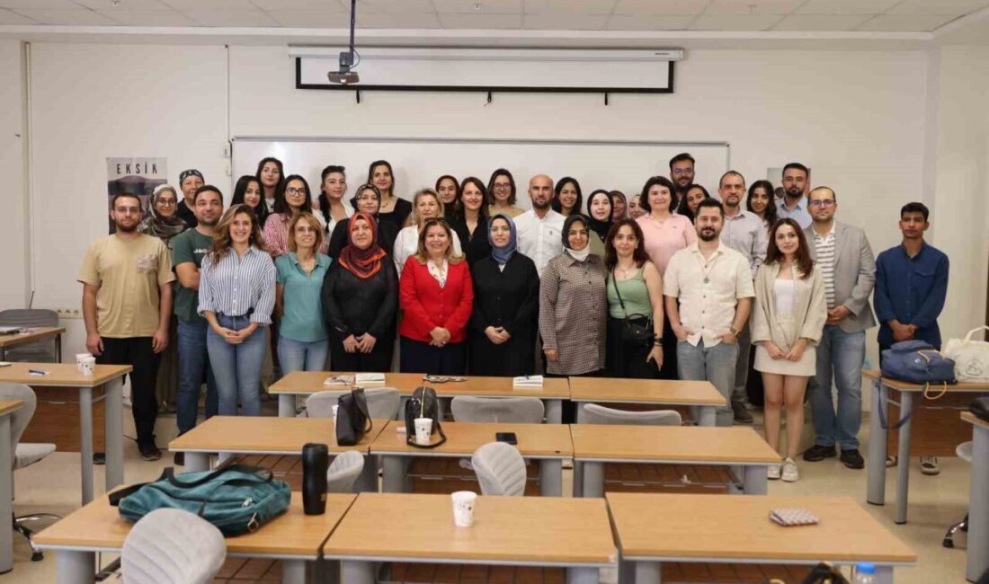 HKÜ Design Akademi'de düzenlenen Dijital Görünürlük Atölyesi'nde girişimcilere marka yönetimi,