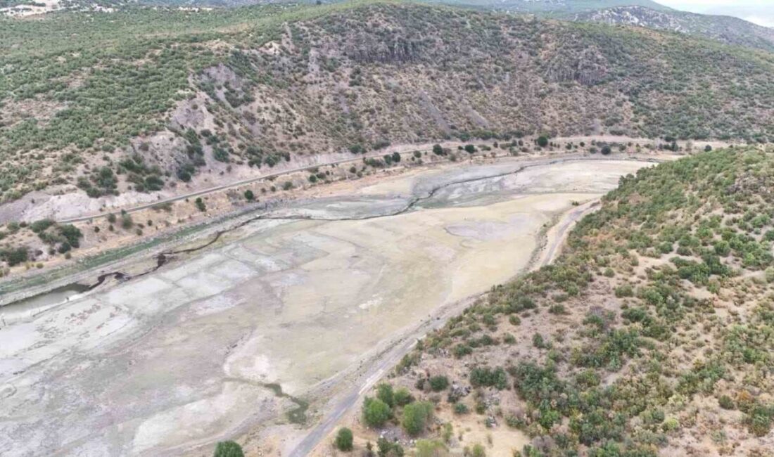 Doğanözü Barajı, Kızılcahamam ilçesinde kuraklık nedeniyle büyük ölçüde çekilirken, kuruyan