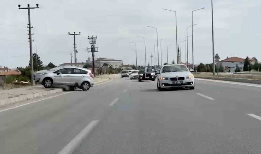 Alaca'da düğün konvoyundaki otomobilin tarlaya devrilmesi sonucu 2 kişinin yaralandığı