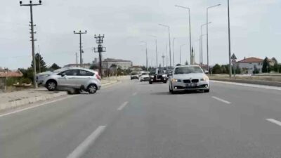 Alaca'da düğün konvoyundaki otomobilin tarlaya devrilmesi sonucu 2 kişinin yaralandığı