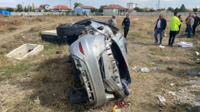 Çorum'un Alaca ilçesinde düğün konvoyundaki otomobilin tarlaya devrilmesi sonucu Hüseyin