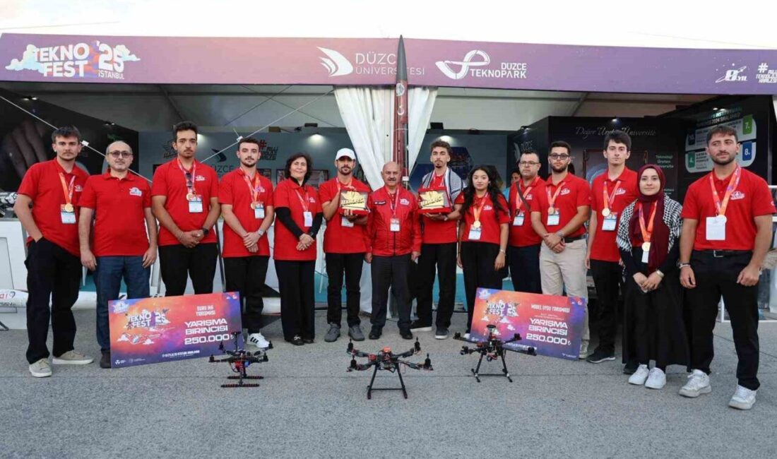 TEKNOFEST 2025, Cumhurbaşkanı Erdoğan'ın katıldığı ödül töreninde Düzce Üniversitesi öğrencileri