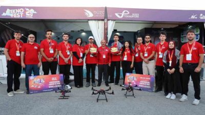 TEKNOFEST 2025, Cumhurbaşkanı Erdoğan'ın katıldığı ödül töreninde Düzce Üniversitesi öğrencileri
