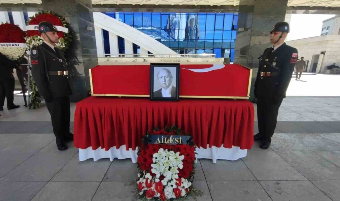 Eski TBMM Başkanı Cahit Karakaş, Ahmet Hamdi Akseki Camii'nde kılınan
