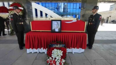 Eski TBMM Başkanı Cahit Karakaş, Ahmet Hamdi Akseki Camii'nde kılınan