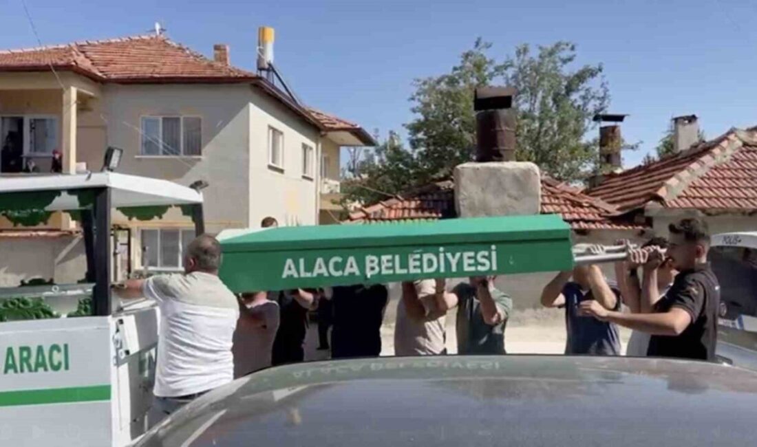 Çorum'un Alaca ilçesinde Cemil Aykaç isimli adam, evin balkonundan düşerek