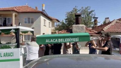 Çorum'un Alaca ilçesinde Cemil Aykaç isimli adam, evin balkonundan düşerek