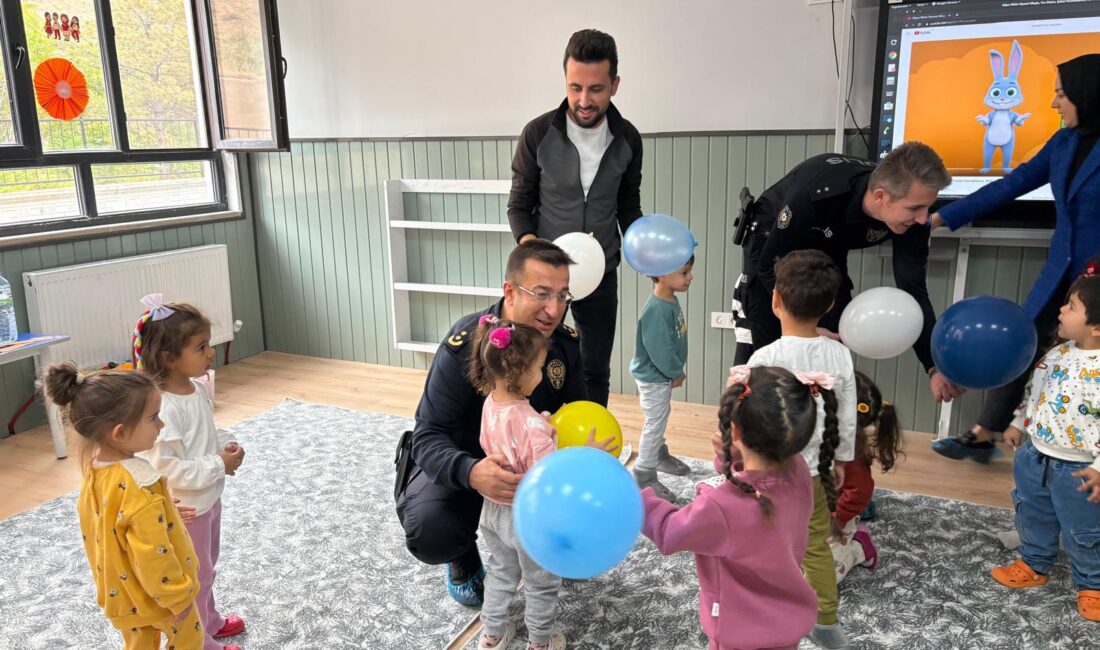 Yerköy Emniyet Müdürü Ümüt Balcı ve İlçe Emniyet Müdürlüğü personeli,