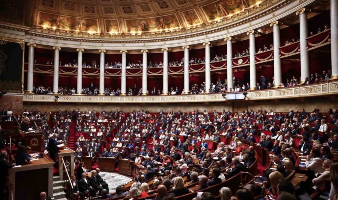Fransa Başbakanı Francois Bayrou'ya güvenoyu verilmemesi sonucu hükümet düştü. Bayrou'nun