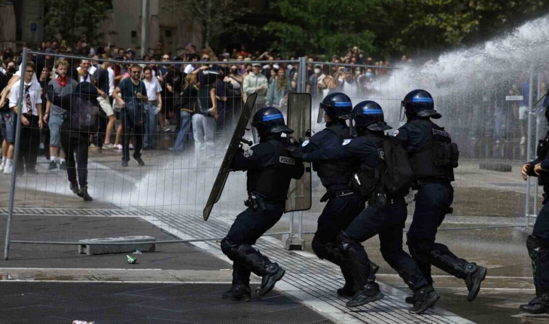 Fransa'da "Bloquons tout" protestolarına 175 bin kişi katılırken 473 kişi