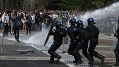 Fransa'da "Bloquons tout" protestolarına 175 bin kişi katılırken 473 kişi