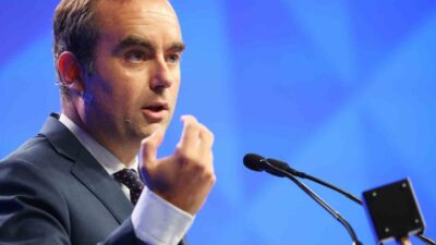 Fransa Cumhurbaşkanı Emmanuel Macron, görev süresi dolan Savunma Bakanı Sebastien