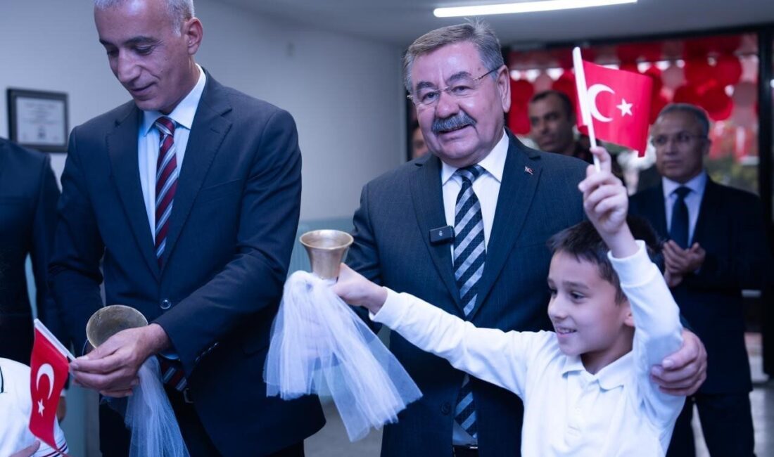 Gölbaşı Belediye Başkanı Yakup Odabaşı, Gündüz Alp İlkokulu'nda yeni eğitim-öğretim