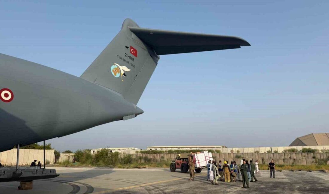 Türk Hava Kuvvetleri'ne ait uçakla Afganistan'a ulaştırılan insani yardım malzemeleri,