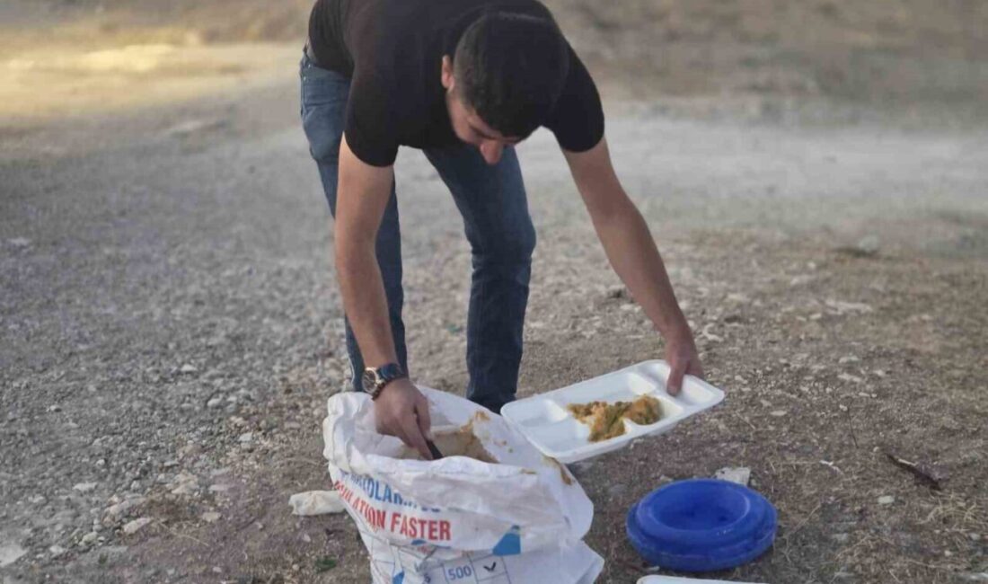 Yozgatlı inşaat ustası Osman Akkaya, iş yerinden kalan yemekleri sokak
