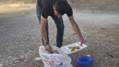 Yozgatlı inşaat ustası Osman Akkaya, iş yerinden kalan yemekleri sokak