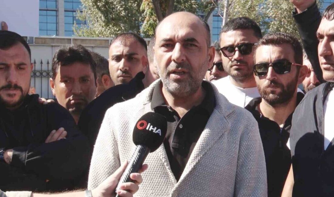 Ankara Büyükşehir Belediyesi önünde, ANFA'dan sözleşmeli çalışan bin 100 işçi,