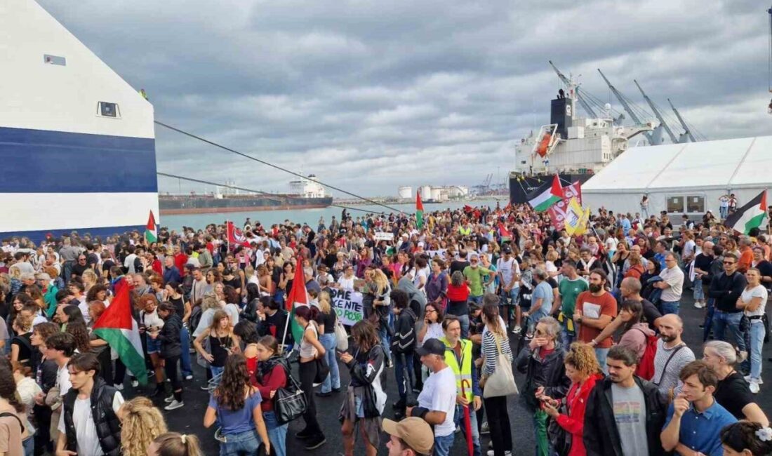 İtalya'da Gazze'ye destek eylemi yoğun ilgi gördü. Binlerce kişi greve