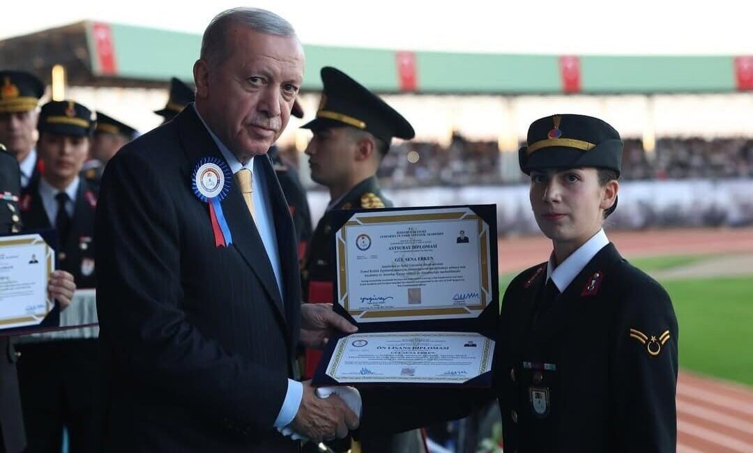 Jandarma Astsubay Meslek Yüksekokulu birincisi Gülsena Erken, Cumhurbaşkanı Erdoğan'dan diplomasını