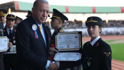 Jandarma Astsubay Meslek Yüksekokulu birincisi Gülsena Erken, Cumhurbaşkanı Erdoğan'dan diplomasını