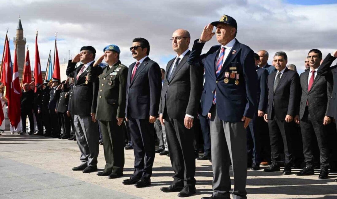 Kırşehir'de Gaziler Günü'nde Atatürk anıtına çelenk sunuldu. Türkiye Harp Malulü