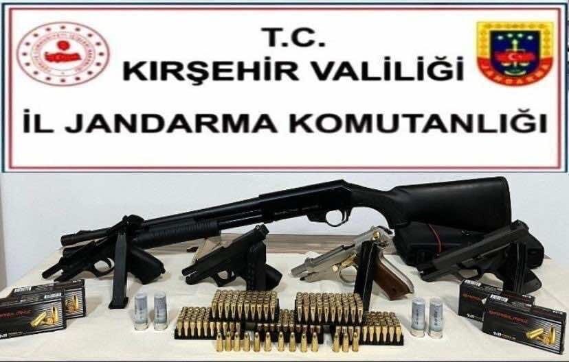 Kırşehir'de jandarma ekiplerinin yaptığı uygulamada, ruhsatsız silah bulunan araçta sürücüyle