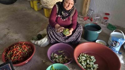 Yozgat'ın Alcı köyünde yaşayan Raziye Gök, sonbaharla birlikte geleneksel turşu